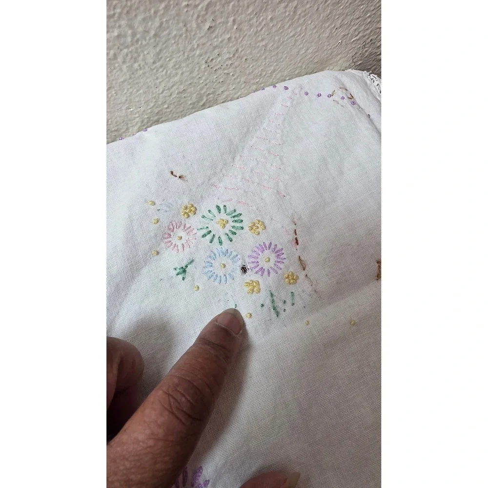 Unbranded Vintage Embroidered Floral Tablecloth White Lace Trim Cottagecore